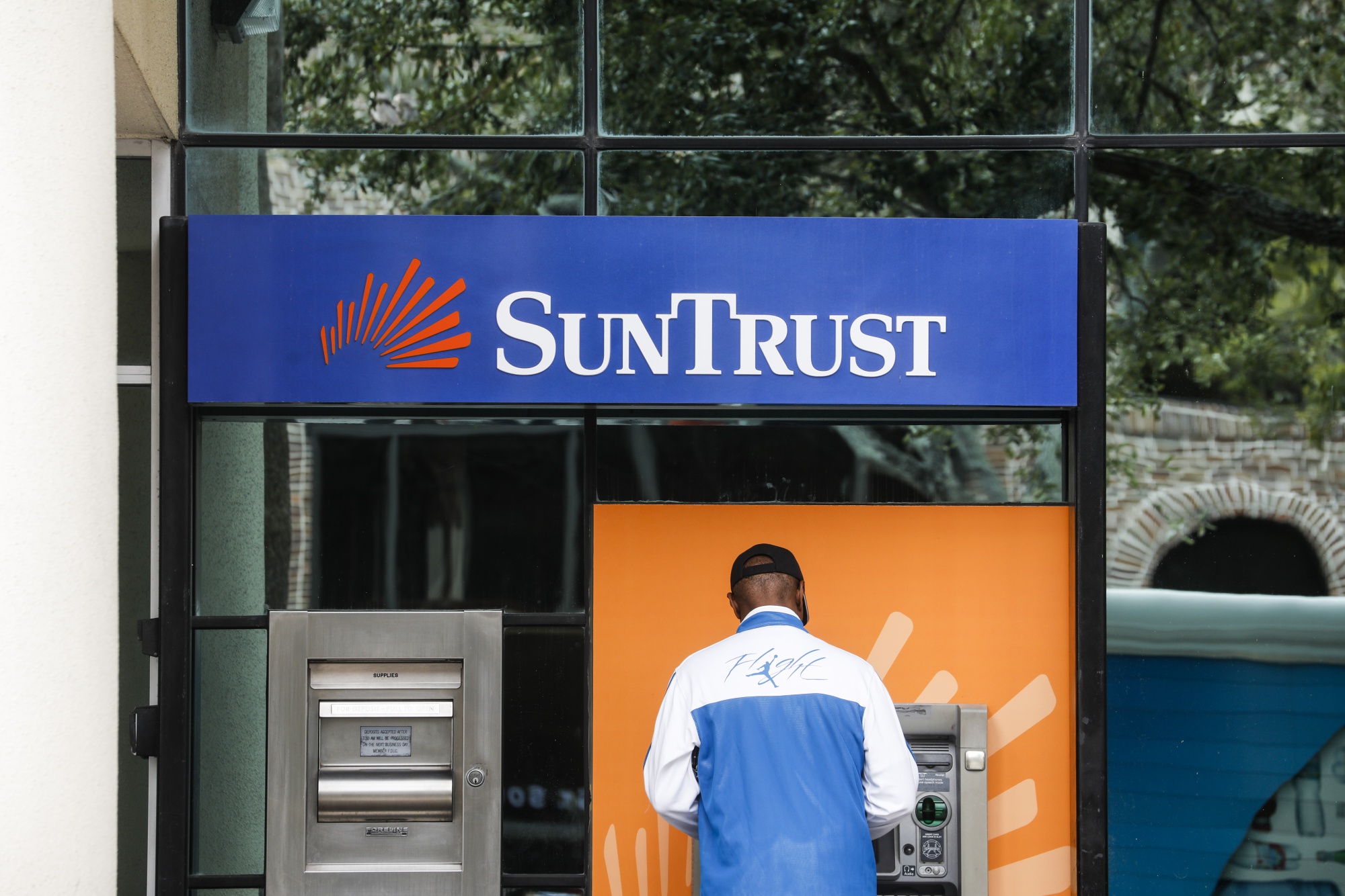 SunTrust Bank - Travel Rewards: Exploring the World